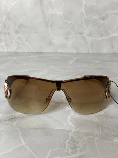 Sunglasses with Signature Gucci flowers on Side